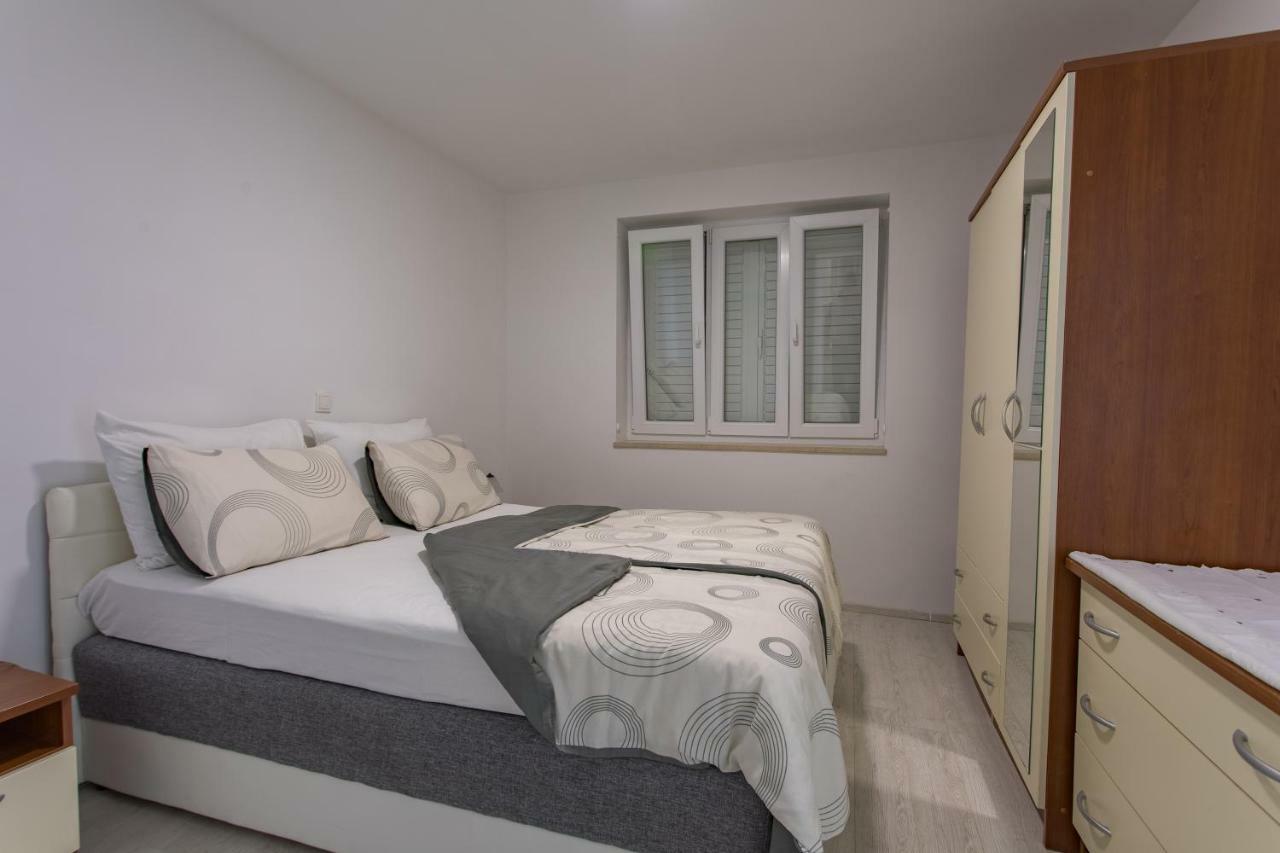 Apartmani Marija Jakir Брела Екстериор снимка